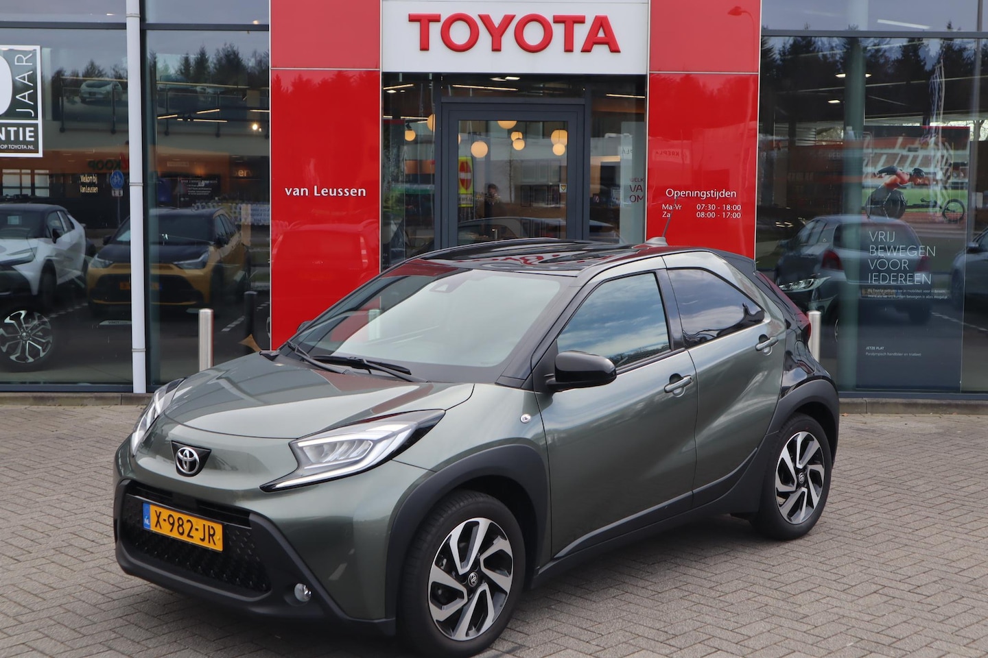 Toyota Aygo X - PULSE NL-AUTO 1e-EIGENAAR CLIMA NAVI APPLE/ANDROID LM-VELGEN PRIVACY-GLASS - AutoWereld.nl
