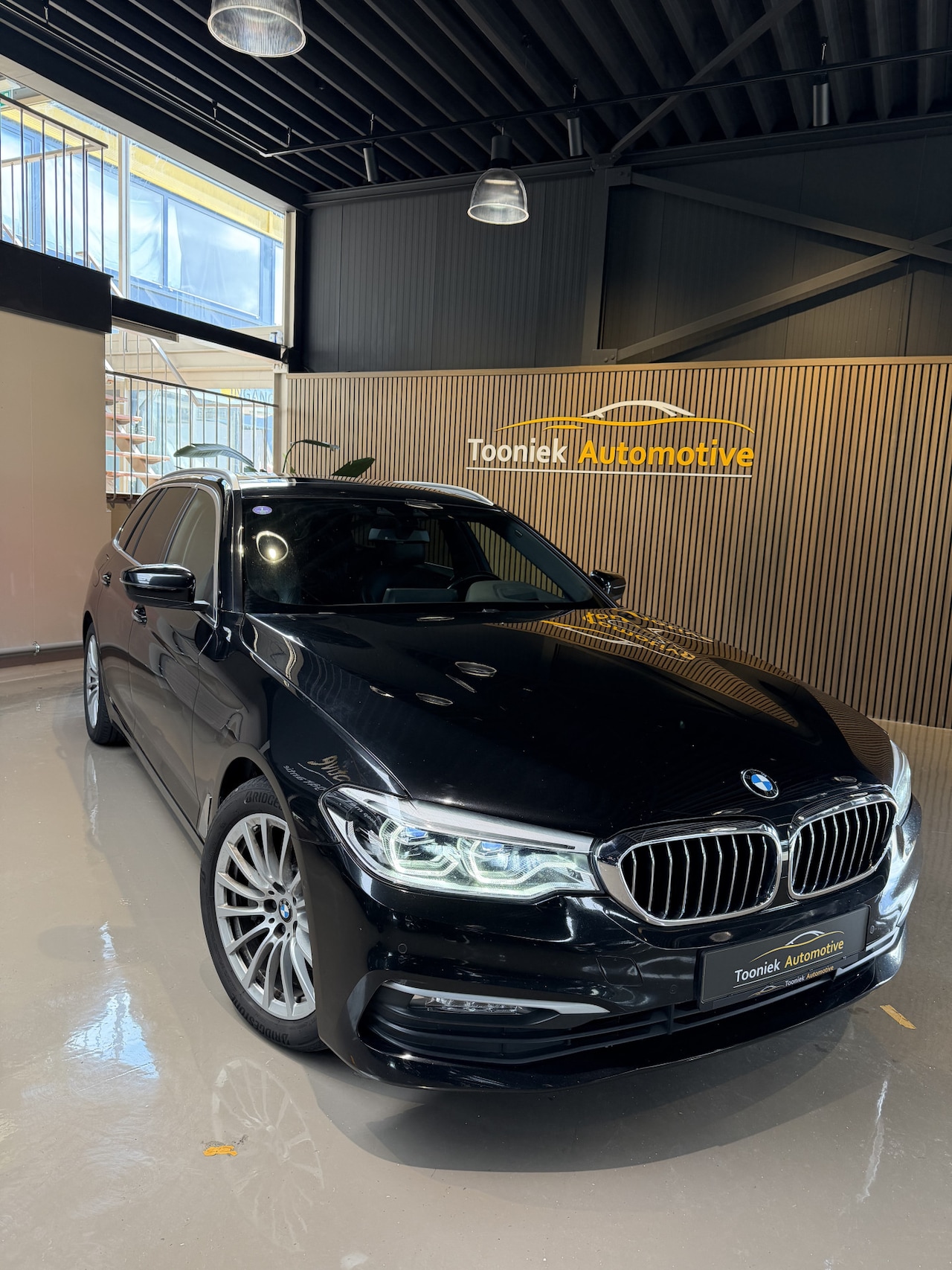 BMW 5-serie Touring - 530i High Executive Leer Panorama Sportstoelen Navigatie 18 LMV - AutoWereld.nl