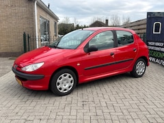 Peugeot 206 - 1.1 XR | leuke auto die goed rijd en schakelt | nieuwe apk keuring bij levering