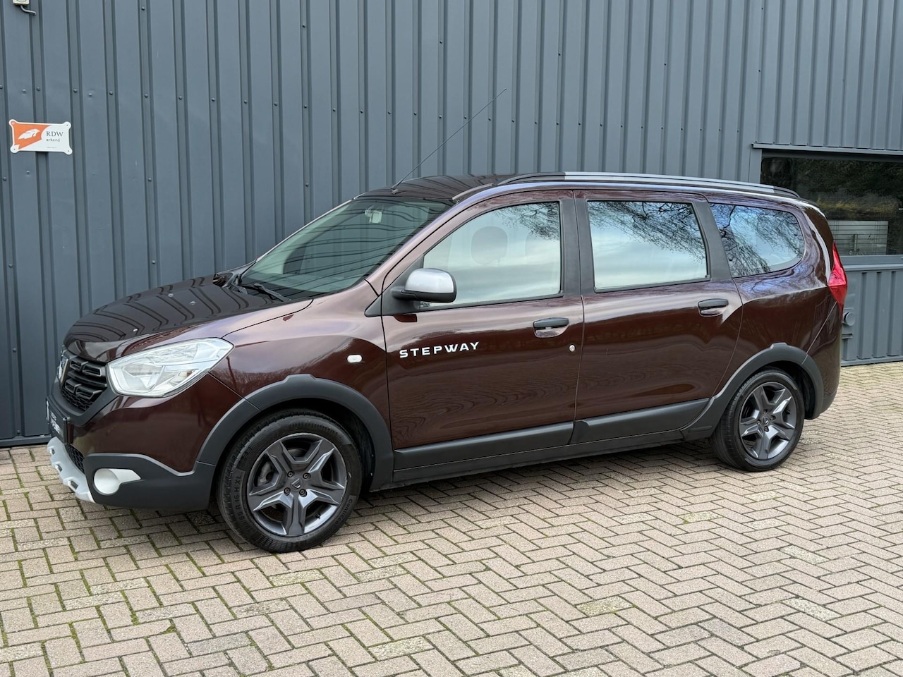 Dacia Lodgy - 1.2 TCe Stepway 7-PERSOONS!/NAVIGATIE/AIRCO!/DEALER OND.!/ - AutoWereld.nl