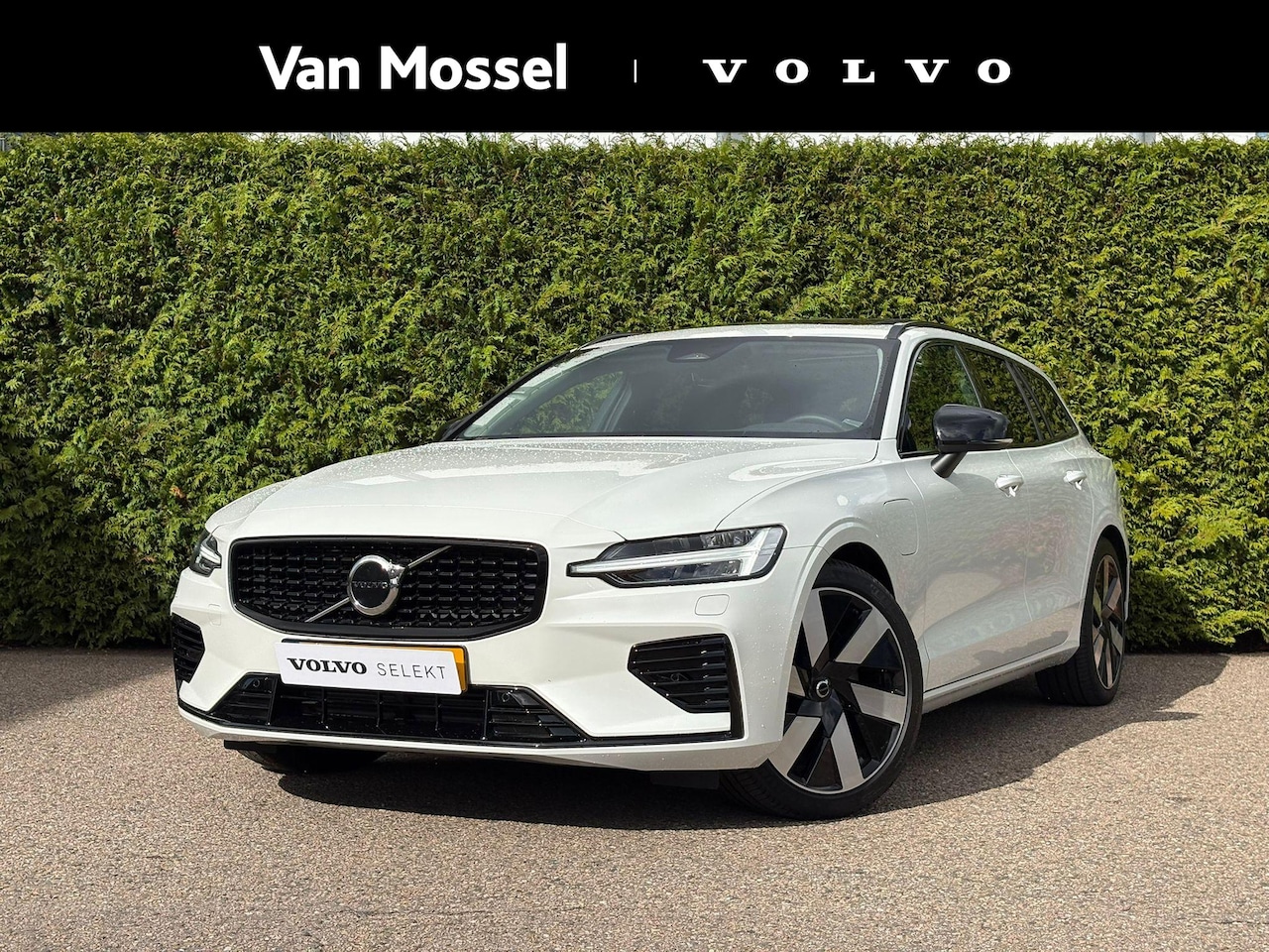 Volvo V60 - T8 Plug-in hybrid AWD Ultra Dark | Trekhaak | Panoramadak | Stoel + stuurverwarming | Harm - AutoWereld.nl