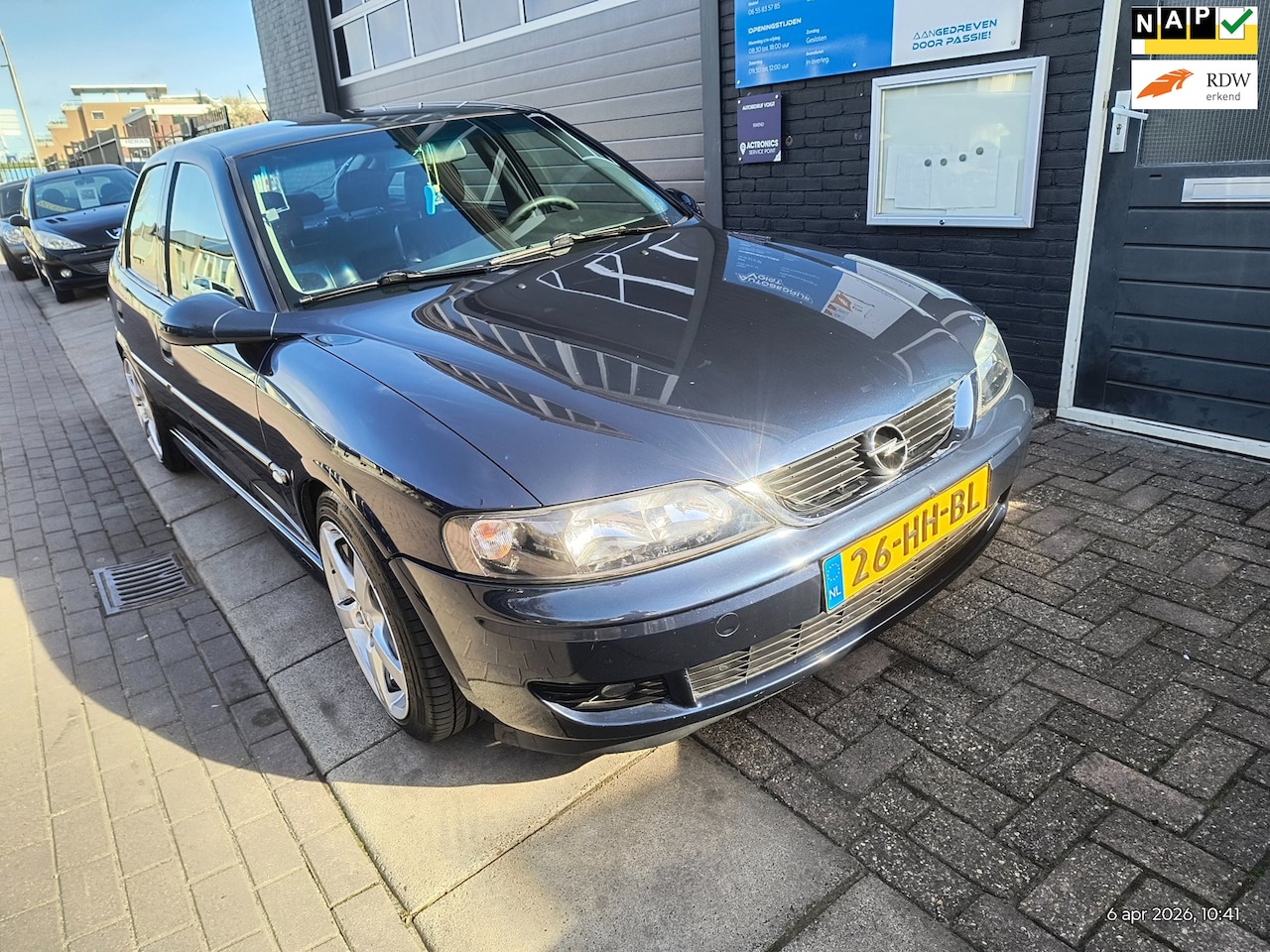 Opel Vectra - 2.6 V6 Business Edition zeldzaam handbak - AutoWereld.nl