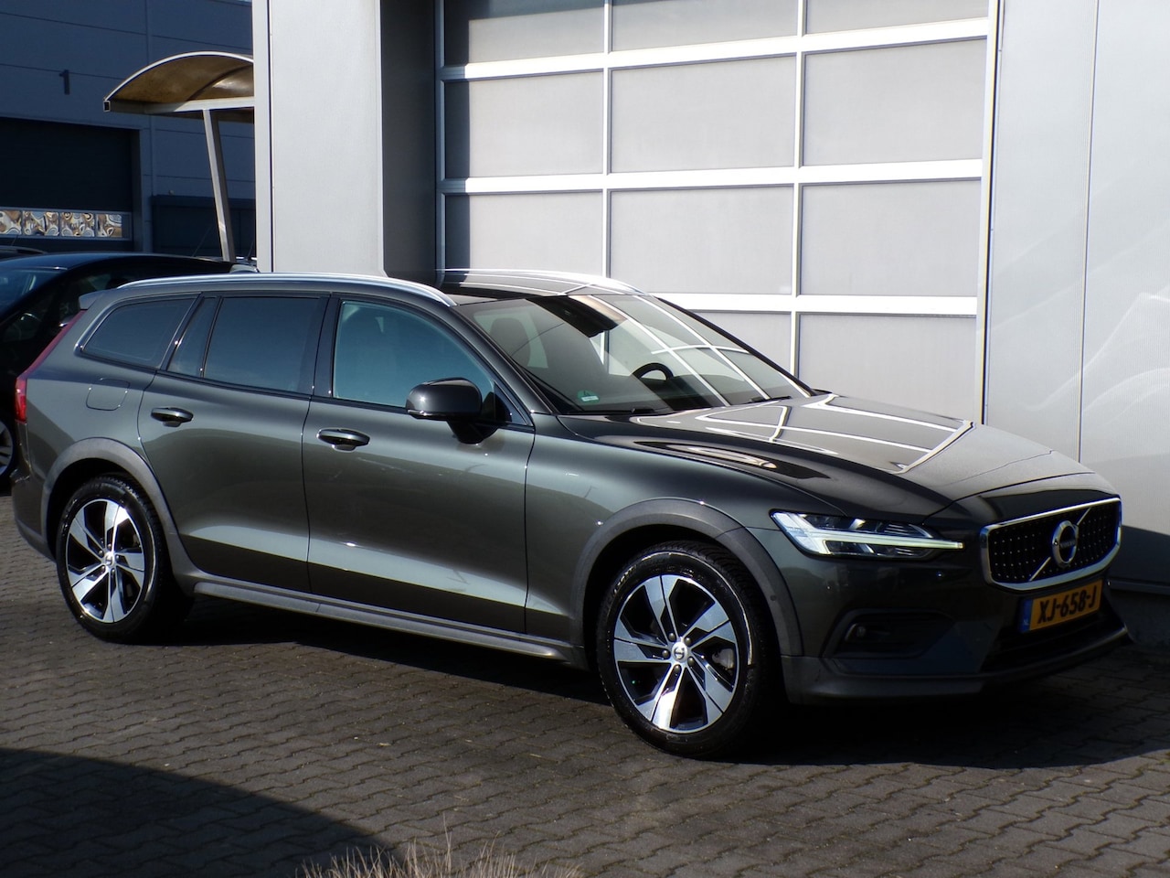 Volvo V60 Cross Country - 2.0 D4 AWD Intro Edition|Nav|Cam|ACC - AutoWereld.nl