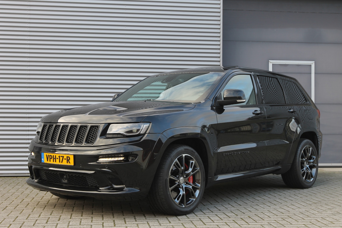 Jeep Grand Cherokee - 6.4 V8 SRT8 I Aut. I 468 PK I Grijs Kenteken - AutoWereld.nl