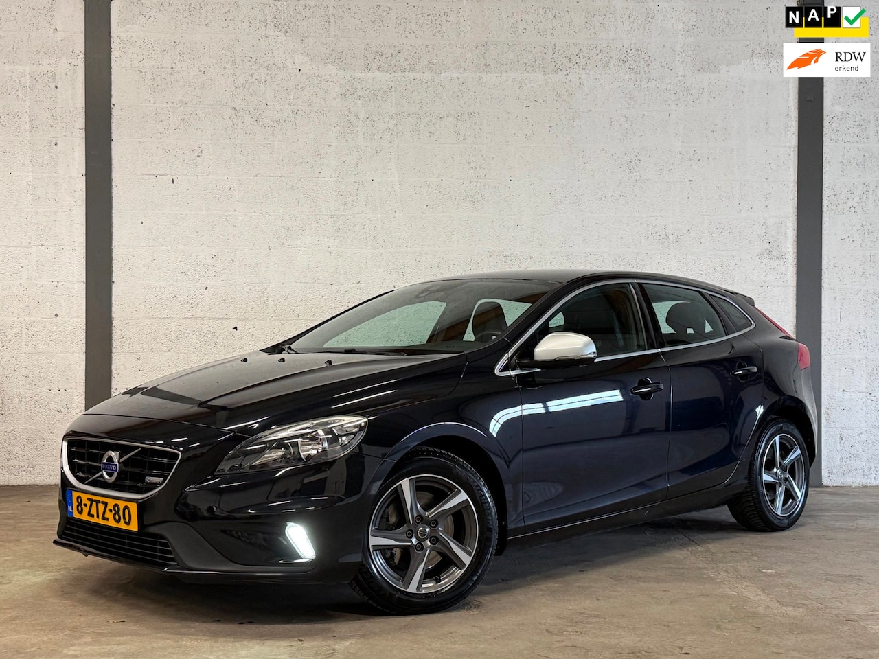 Volvo V40 - 1.6 T3 R-Design 150PK|Navi|Cruise|Leder|Volledig Onderhouden !! - AutoWereld.nl
