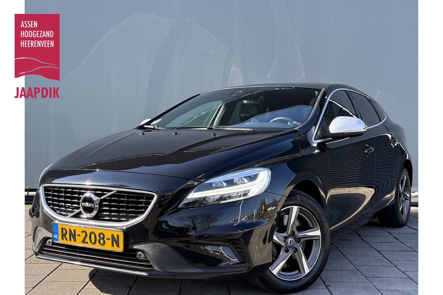 Volvo V40 - BWJ 2018 | 2.0 D3 150PK R-DESIGN | TREKHAAK | PANO DAK | LEER | CAMERA A | CLIMA | NAVI | - AutoWereld.nl
