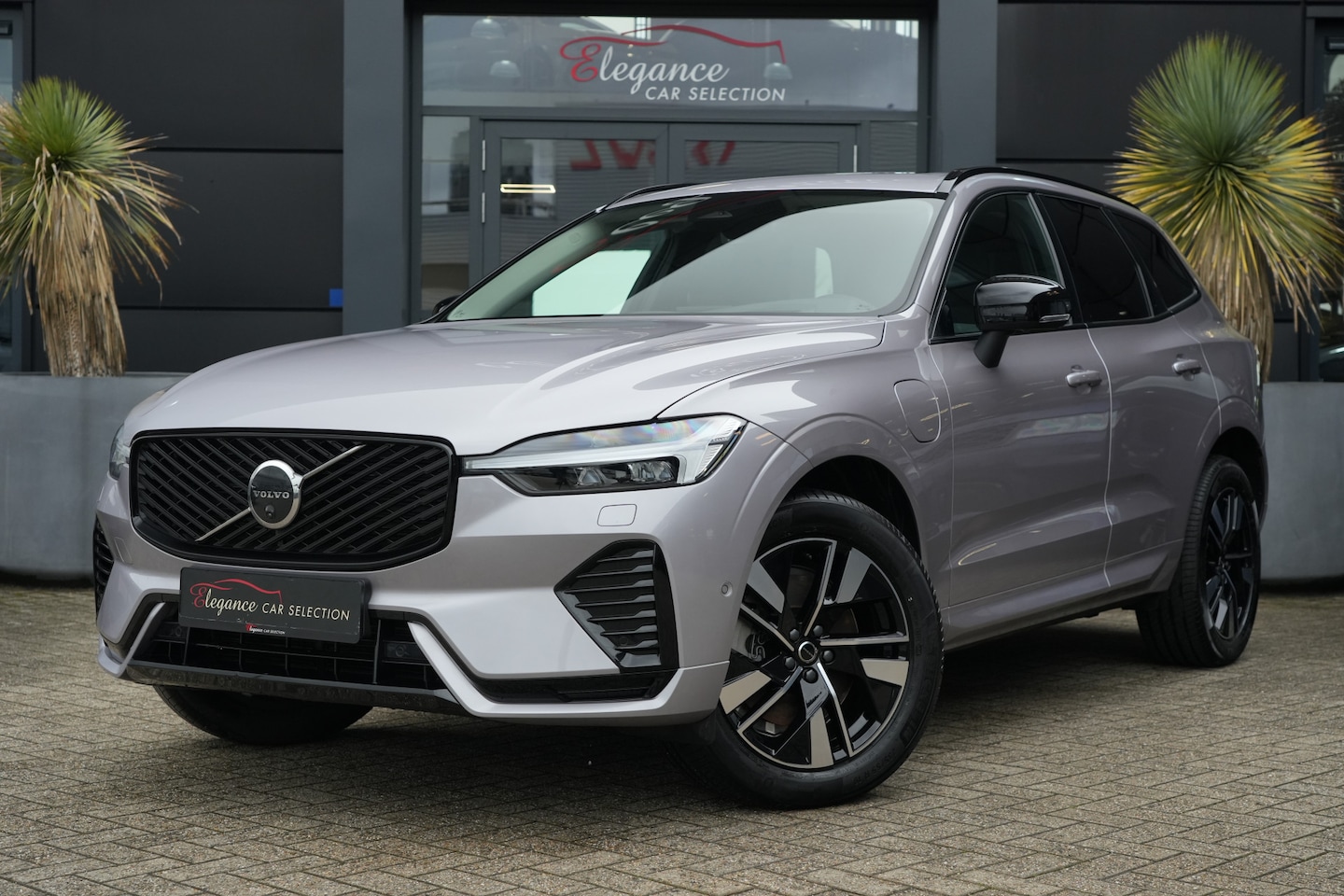 Volvo XC60 - 2.0 T8 FACELIFT Plug-in hybrid AWD Plus Dark 455pk Panoramadak/HarmanKardon/Trekhaak - AutoWereld.nl