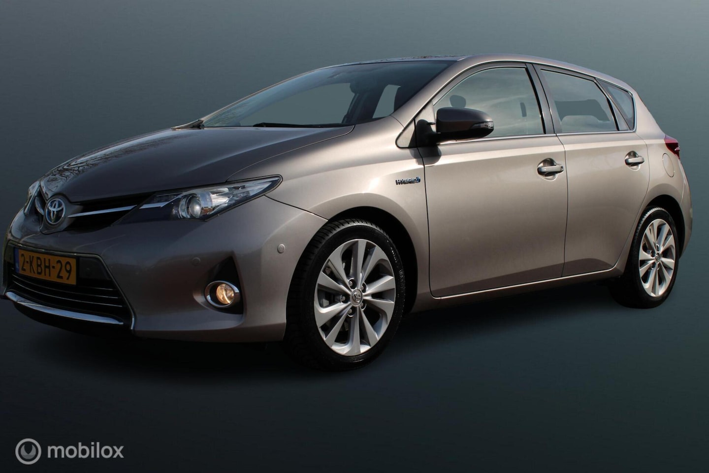 Toyota Auris - 1.8 Hybrid Executive 1.8 Hybrid Executive, Stoelverwarming, Pdc voor + achter + camera, Cruise, Clima, Navigati - AutoWereld.nl