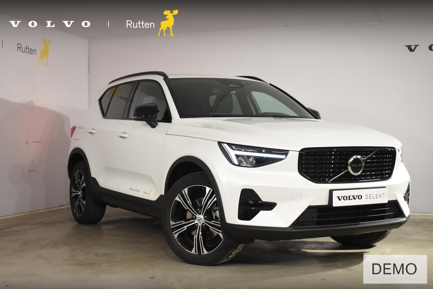 Volvo XC40 - B4 211PK Automaat Plus Dark / Navigatie / Adaptive Cruise / Harman Kardon / Stuur- & Stoel - AutoWereld.nl