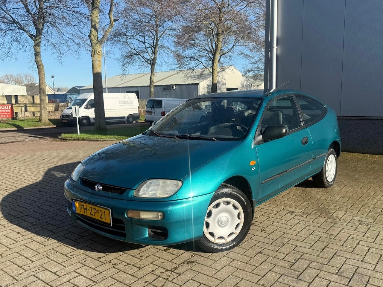 Mazda 323 - 1.5LX 62.220KM Nap Automaat - AutoWereld.nl