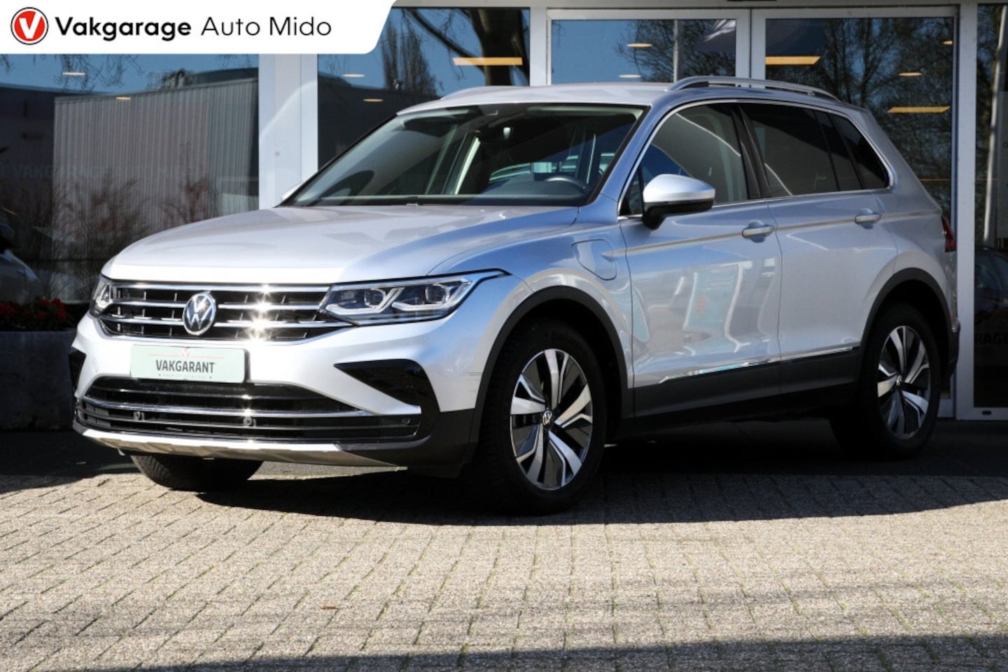 Volkswagen Tiguan - 1.4 eHybrid Automaat Elegance | Trekhaak | All-Season banden - AutoWereld.nl