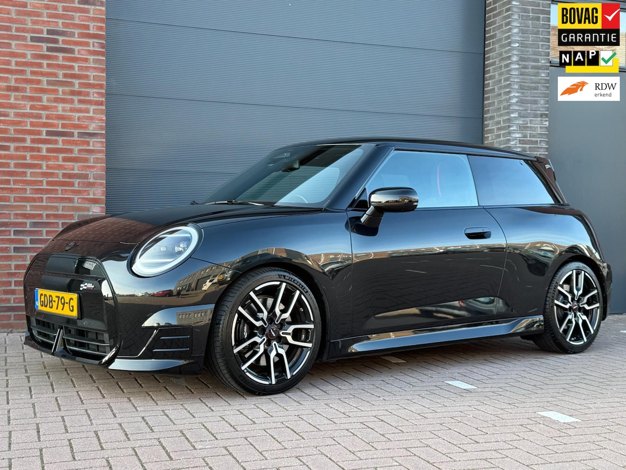 MINI John Cooper Works - E JCW M 40.7 kWh | Panoramadak | HUD | CarPlay en Android Auto | Fabrieks garantie | SOH 9 - AutoWereld.nl