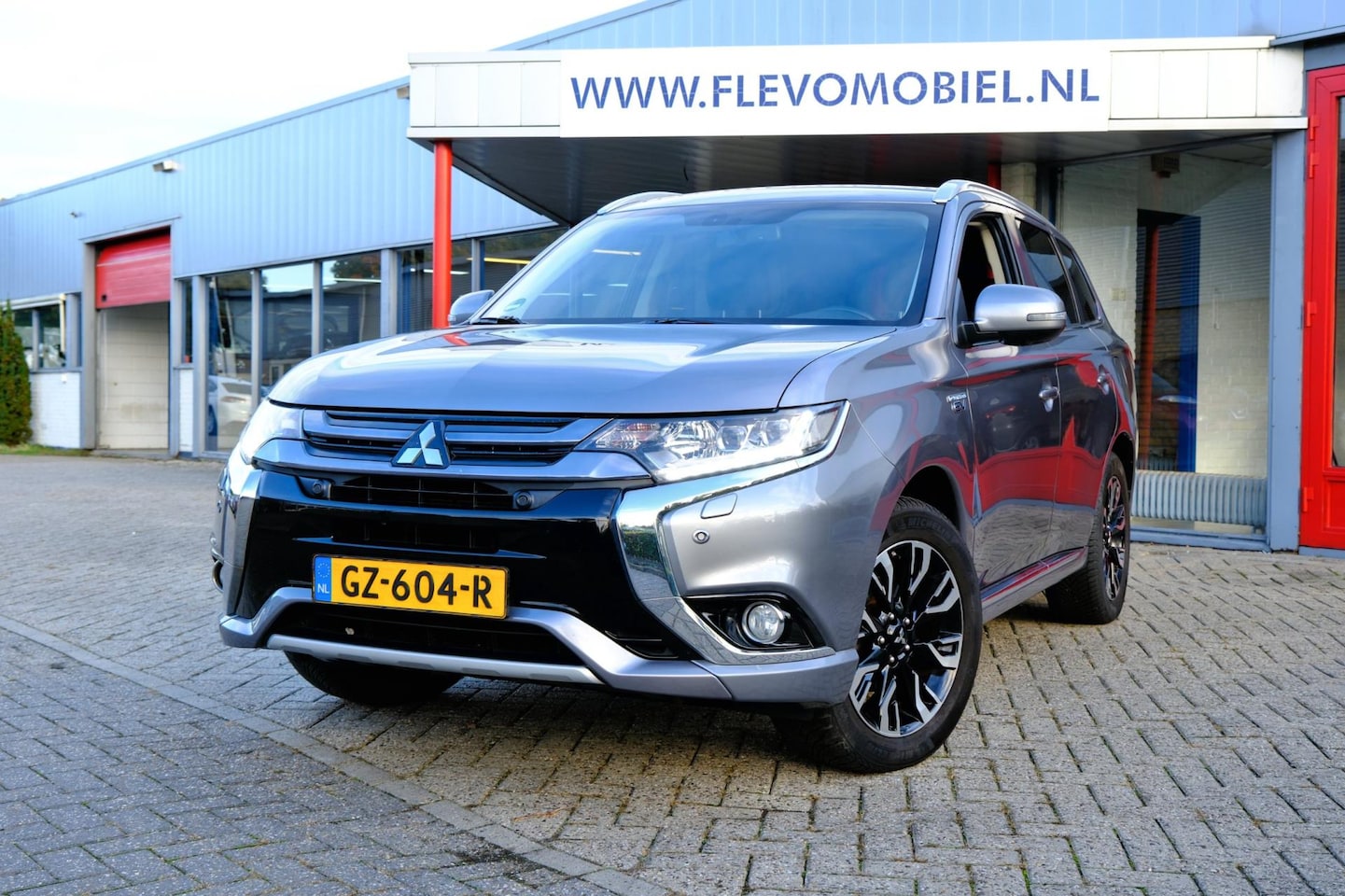 Mitsubishi Outlander - 2.0 PHEV instyle Aut. Leder|Navi|Clima|Cam|LED - AutoWereld.nl