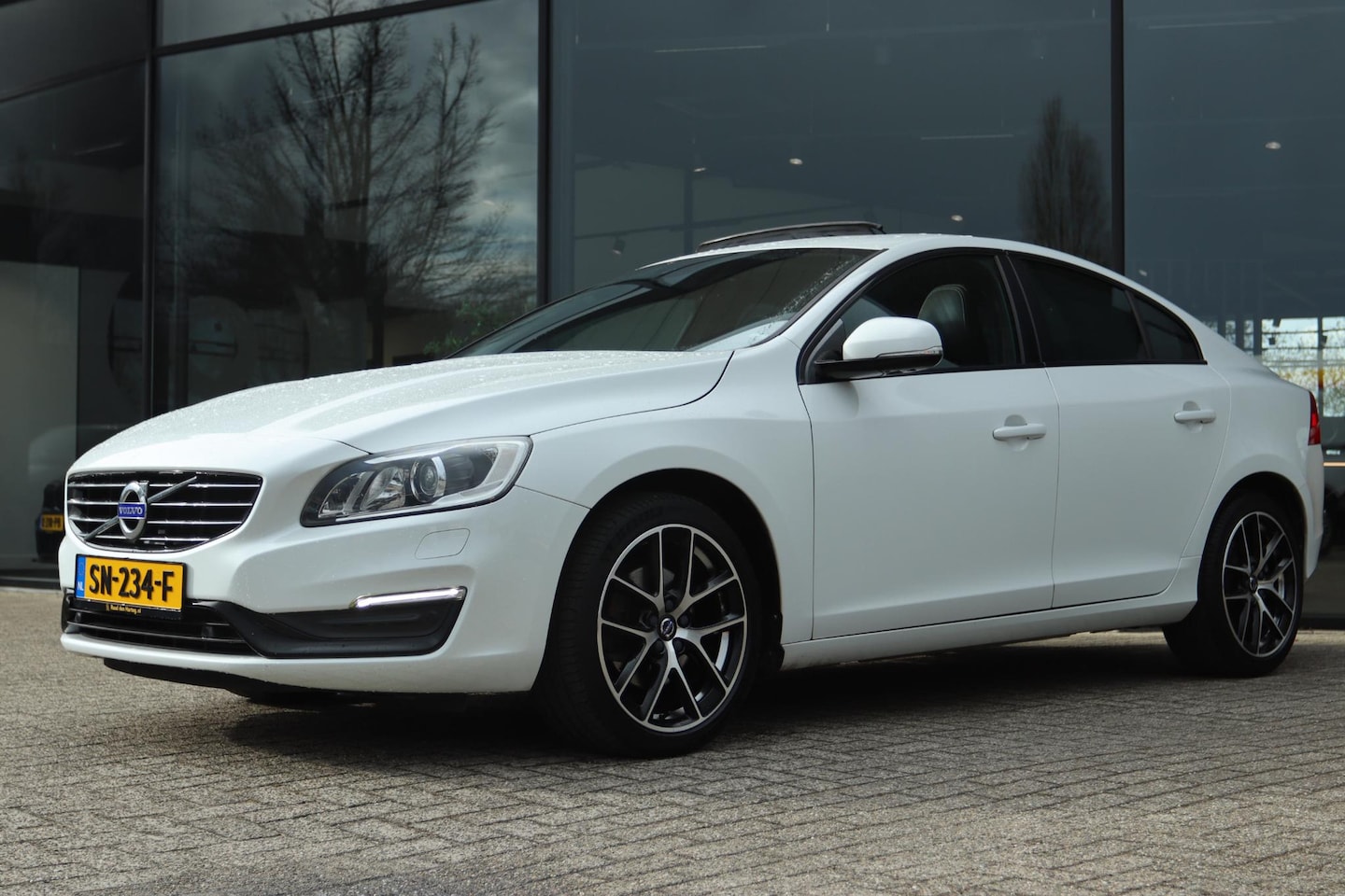 Volvo S60 - 1.5 T3 POLAR+ DYNAMIC AUT. | SCHUIF/KANTEL DAK | CAMERA | STOEL/STUURVERW. | XENON | PDC - AutoWereld.nl