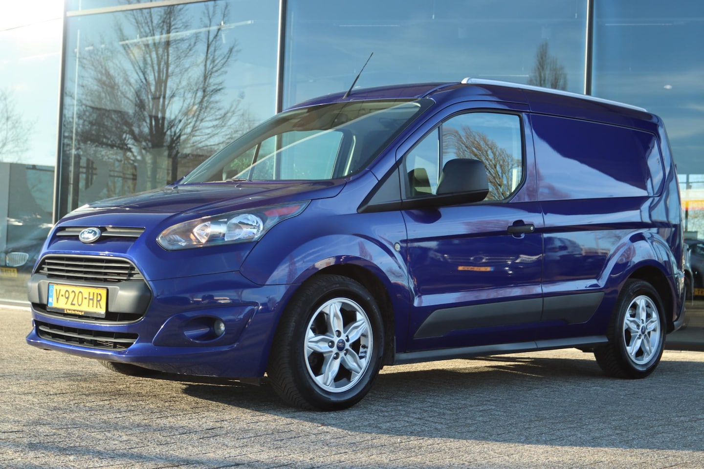 Ford Transit Connect - 1.5 TDCI L1 TREND 3-ZITS AUT. | CAMERA | VOORRUITVERW. | TREKHAAK | PDC - AutoWereld.nl