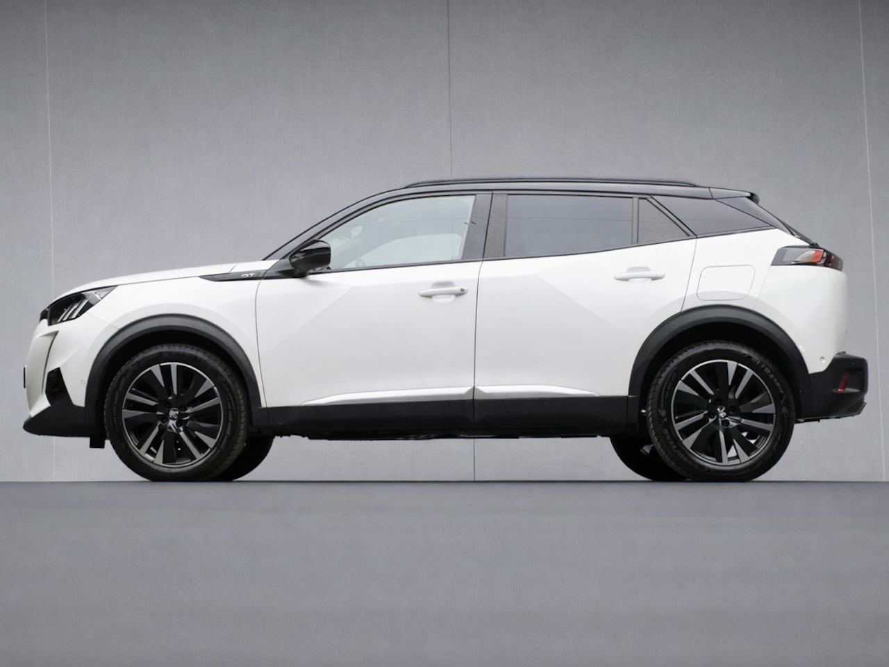 Peugeot 2008 - 1.2 PureTech GT Pack Sport (PANORAMADAK,APPLE CARPLAY,NAVI,CAMERA,STOELVERWARMING,GETINT,L - AutoWereld.nl