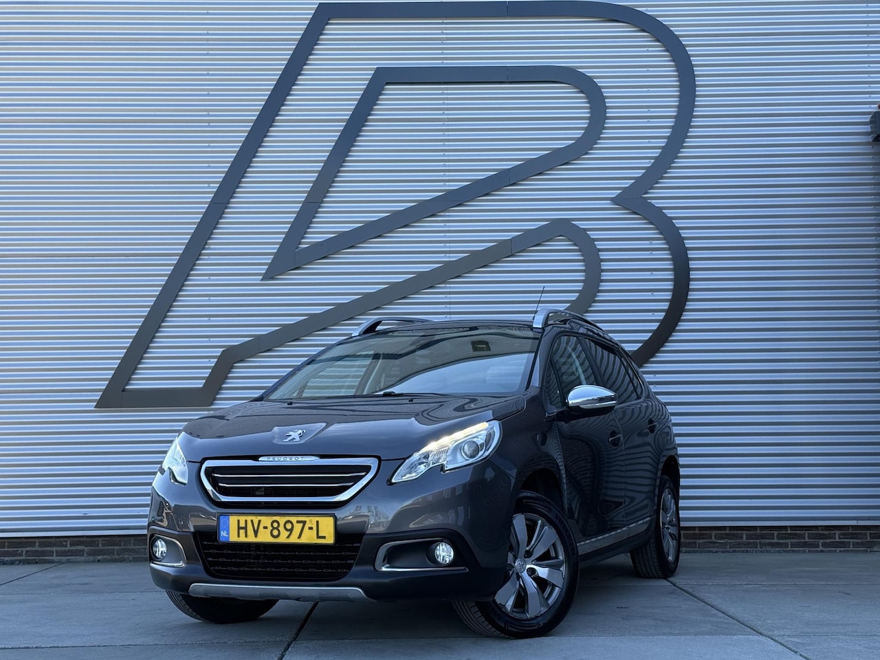 Peugeot 2008 - 1.2 PureTech Allure Navi|Pano|Clima|Trekhaak|Cruise|PDC|D-riem v.v. in 2022|N.A.P|APK tot - AutoWereld.nl