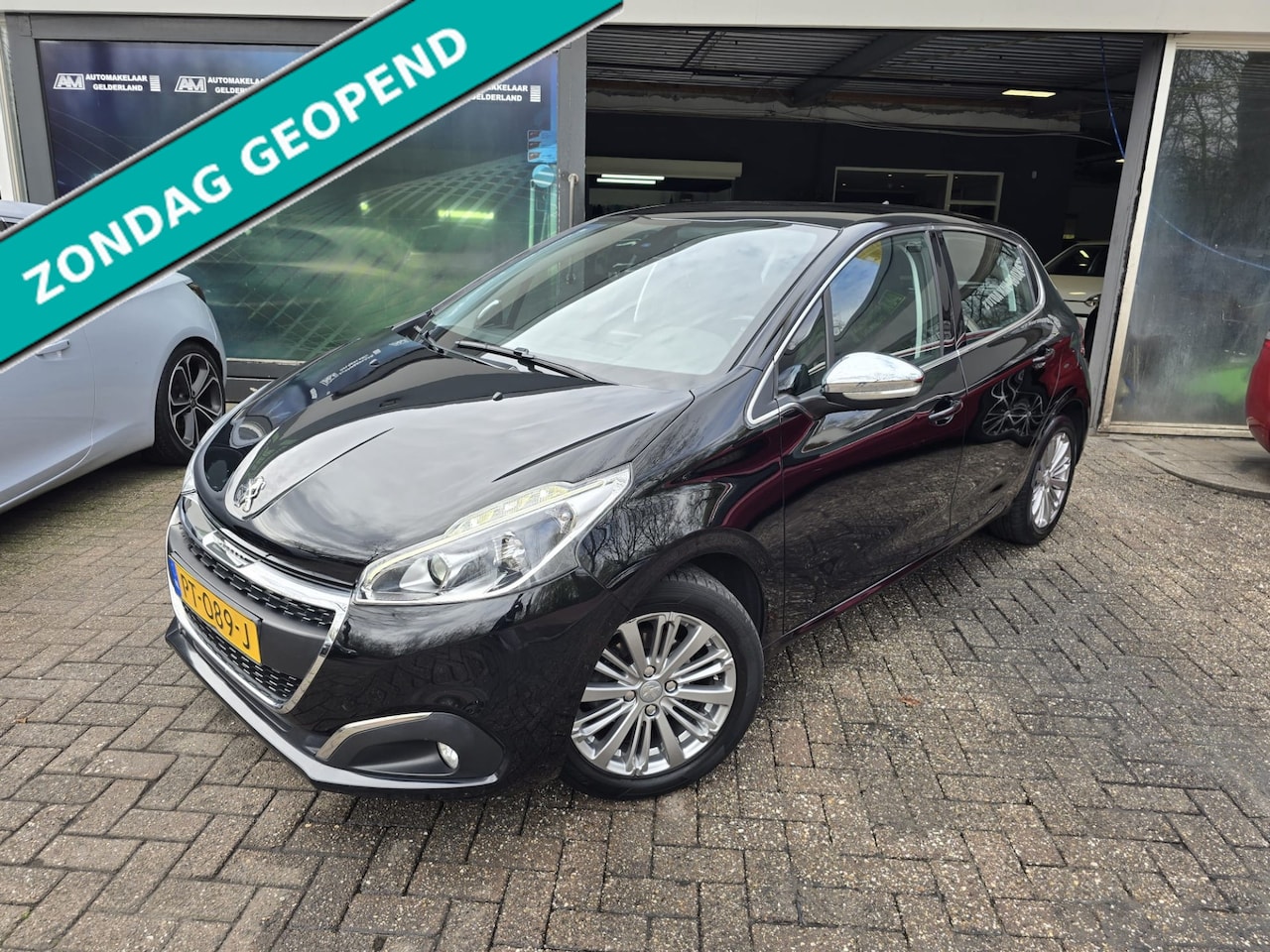 Peugeot 208 - 1.2 PureTech Allure | AUTOMAAT | NW DISTR RIEM | 12MND GARANTIE | NL AUTO | CRUISE | NAVI - AutoWereld.nl