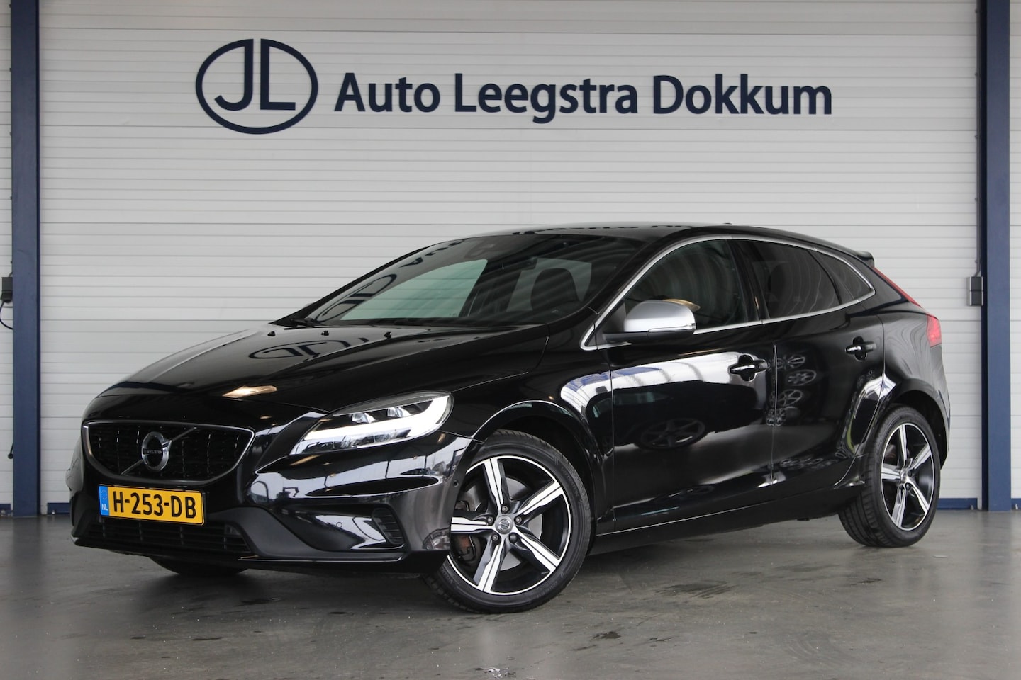 Volvo V40 - 2.0 D3 Polar+ Sport Trekhaak | Pano | Harman/Kardon | Alcantara | Camera | Keyless | Stoel - AutoWereld.nl
