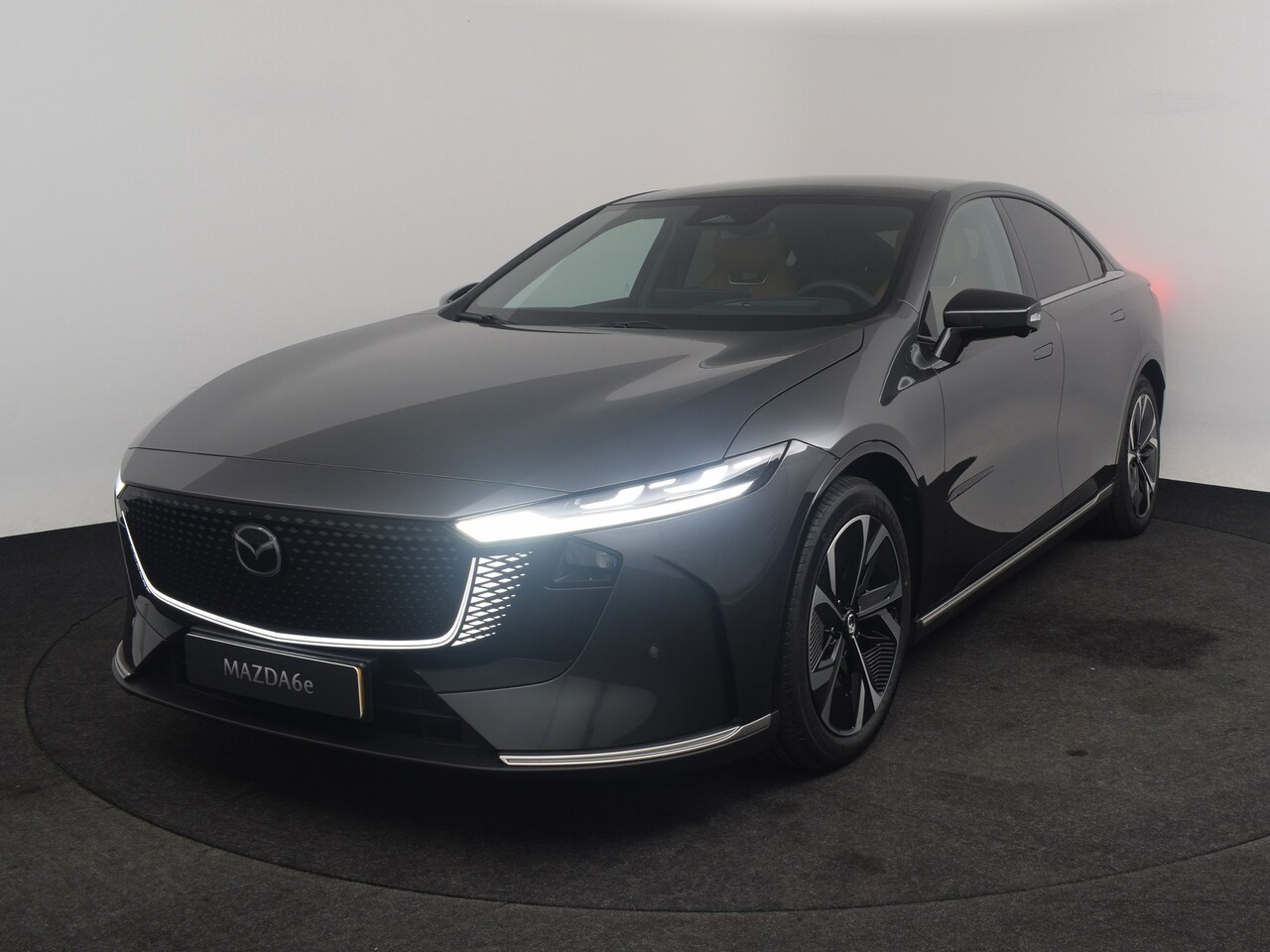 Mazda 6e - 68,8 kWh Takumi Plus | 360° View Monitor | Alarmsysteem | Lane Keep Assist (LKA) - AutoWereld.nl