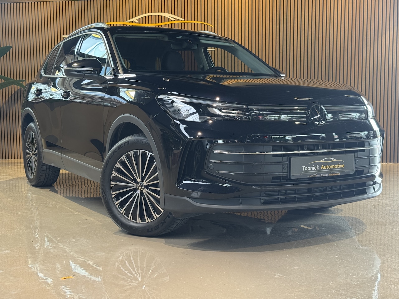 Volkswagen Tiguan - 1.5 eHybrid Life Edition Navigatie LMV Stoelverwarming getint glas - AutoWereld.nl