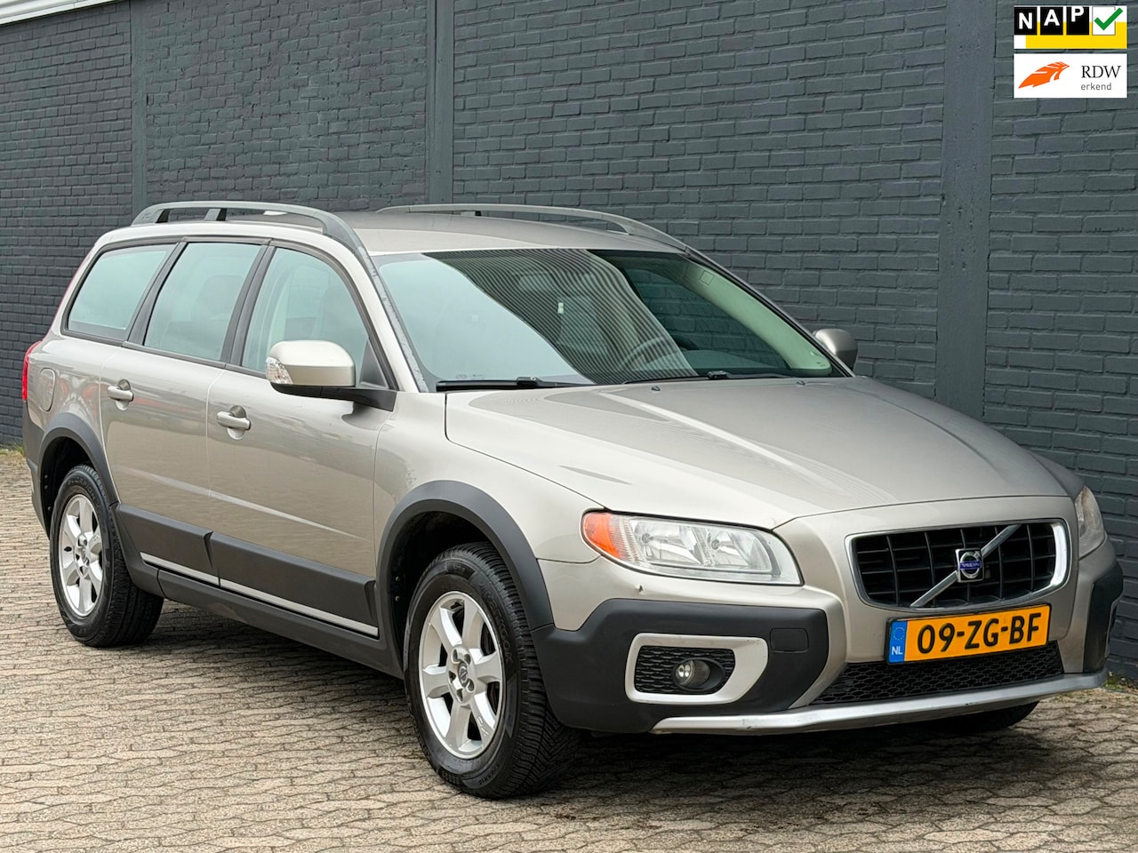 Volvo XC70 - 2.4 D5 Kinetic LEER TREKHAAK GOED ONDERHOUDEN - AutoWereld.nl