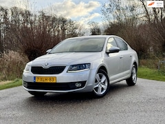 Skoda Octavia - 1.2 TSI Greentech Elegance Businessline 5DRS NAVI KEYLES ECC STOELVERWARMING NAP GOED ONDE