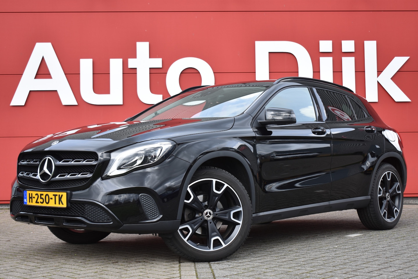 Mercedes-Benz GLA-Klasse - 200 Premium Plus Automaat | LED | Navi | Clima | Cruise | Camera | Stoelverwarming | PDC | - AutoWereld.nl