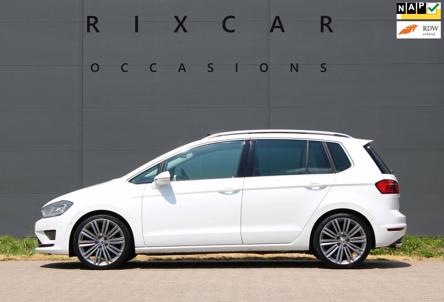 Volkswagen Golf Sportsvan - 1.2 TSI Highline DSG Panodak Leder LED Trekhaak - AutoWereld.nl