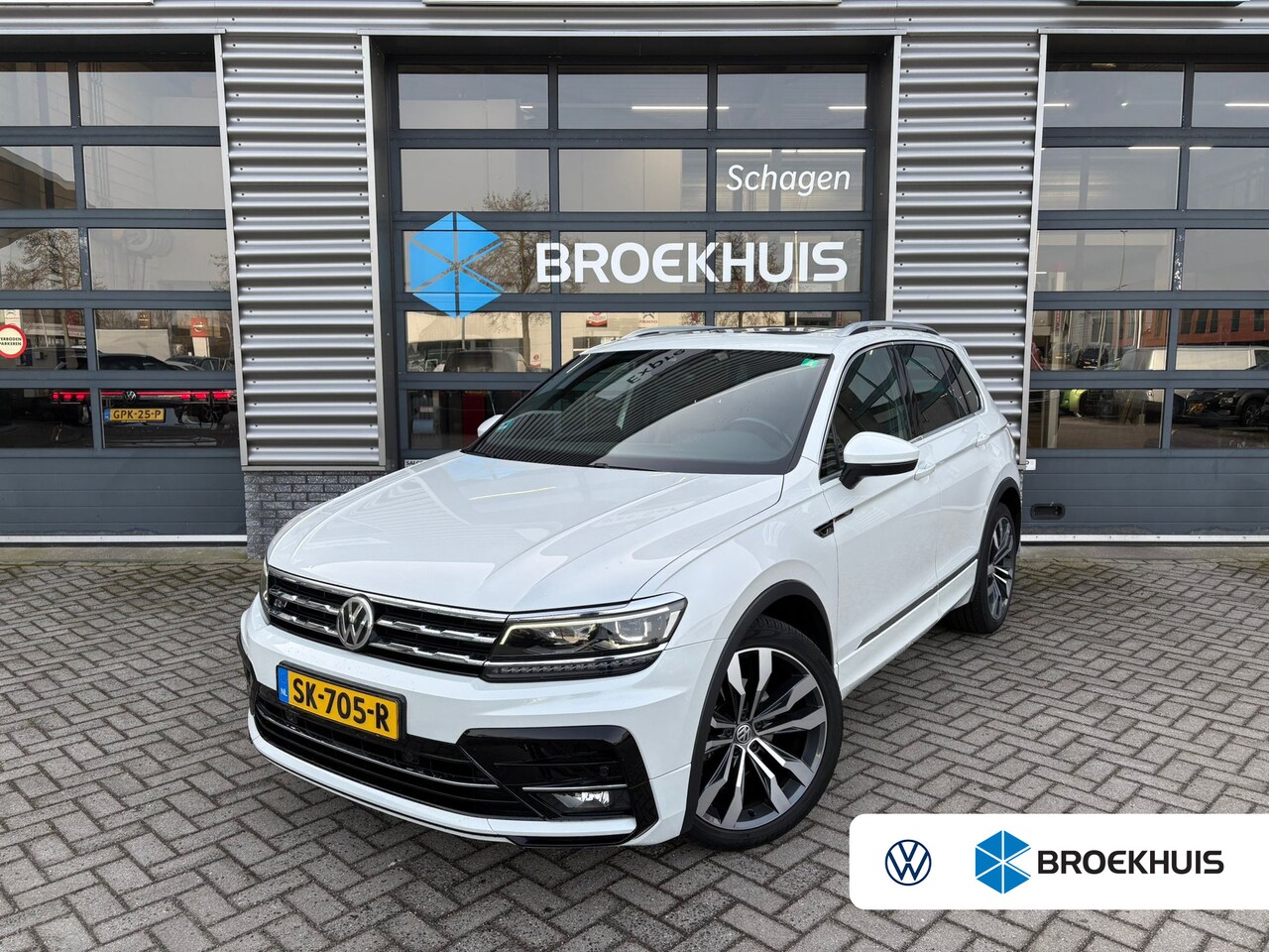 Volkswagen Tiguan - 1.4 TSI 125 pk Highline Business R | Panoramadak | Elektrische achterklep | Cruise control - AutoWereld.nl