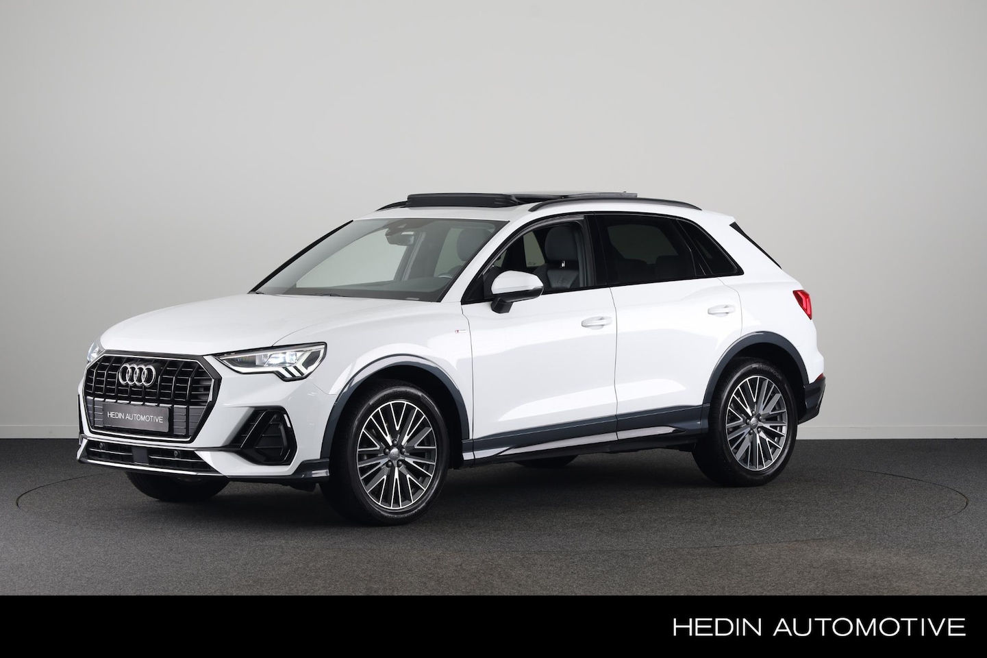 Audi Q3 - 35 TFSI S Edition 3x S-Line | Panoramadak | Elektrisch inklapbare trekhaak | Stoelverwarmi - AutoWereld.nl