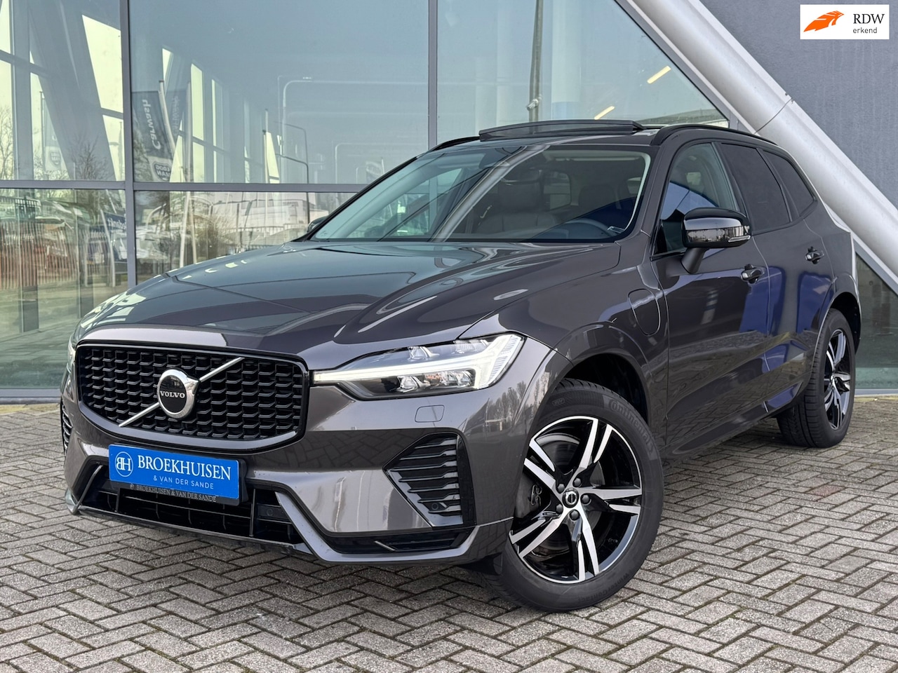 Volvo XC60 - 2.0 T6 Plug-in hybrid AWD Plus Dark 398pk Camera / Harmon Kardon Audio / Stoel-Stuur Verwa - AutoWereld.nl