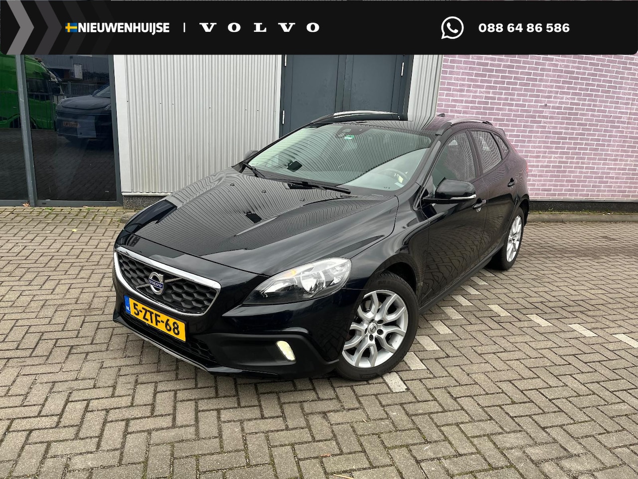 Volvo V40 Cross Country - 1.6 T4 Momentum | Navigatie | Trekhaak | Lichtmetalen Velgen 17 inch | Parkeersensoren | L - AutoWereld.nl
