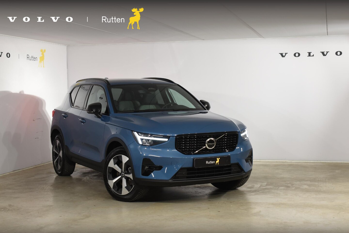 Volvo XC40 - B4 211PK Automaat Plus Dark / Climate pack / Donker getint glas / 19'' velgen / Adaptieve - AutoWereld.nl