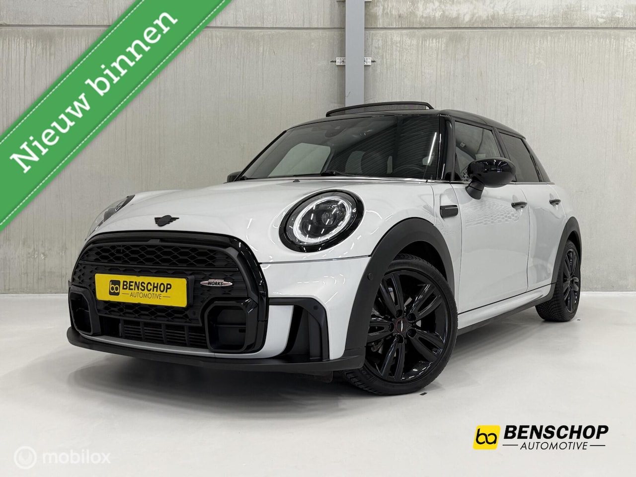 MINI John Cooper Works - Mini 1.5 JCW Panodak Leer Navi Carplay Camera 5 Deurs - AutoWereld.nl