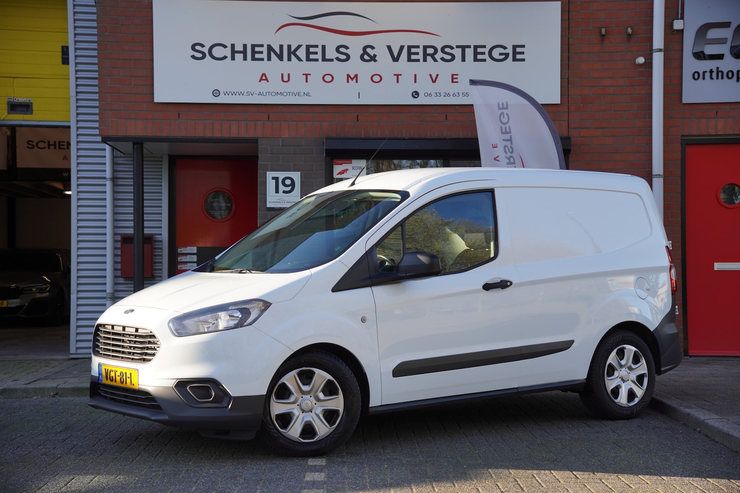 Ford Transit Courier - 1.5 TDCI Trend Duratorq S&S / Navi / Cruise / Trekhaak / Airco / Netjes ! / - AutoWereld.nl