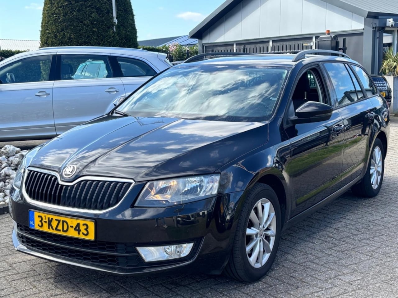 Skoda Octavia Combi - 1.2 Benzine 2013 Zwart Facelift Trekhaak Navi - AutoWereld.nl