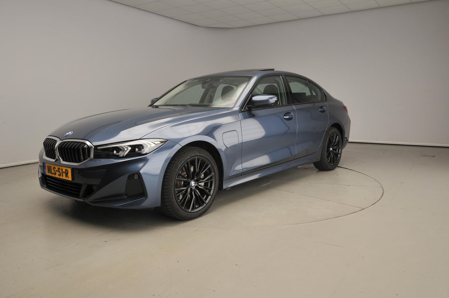 BMW 3-serie - Sedan 330e | LED | Leder | HUD | Schuifdak | Sportstoelen | Stoelverwarming | DAB | Alu 18 - AutoWereld.nl