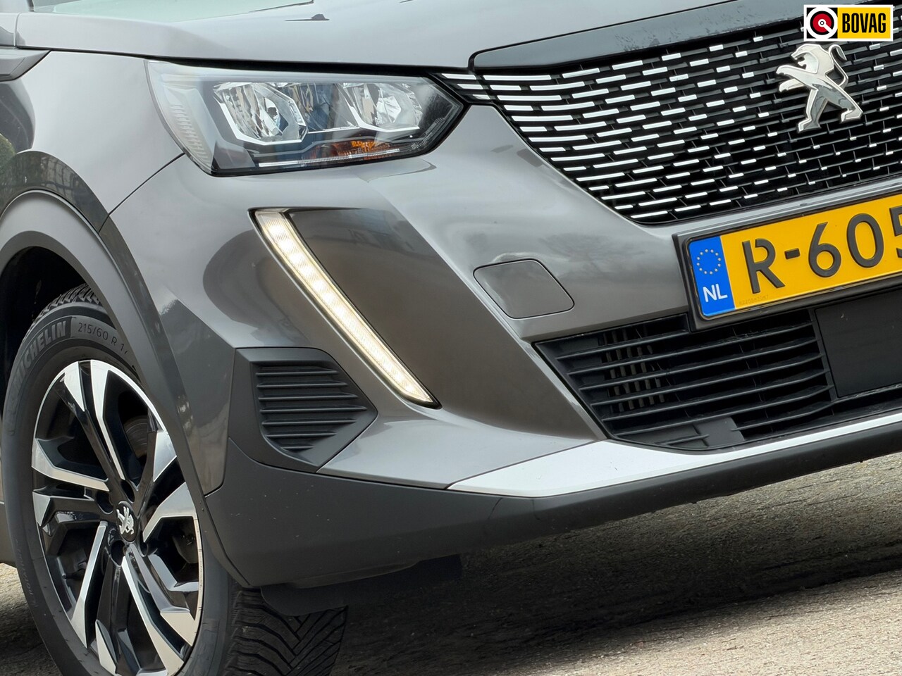 Peugeot 2008 - 1.2 PureTech Allure Pack - Gris Platinium - i-Cockpit/Carplay/Mirrorscreen - AutoWereld.nl