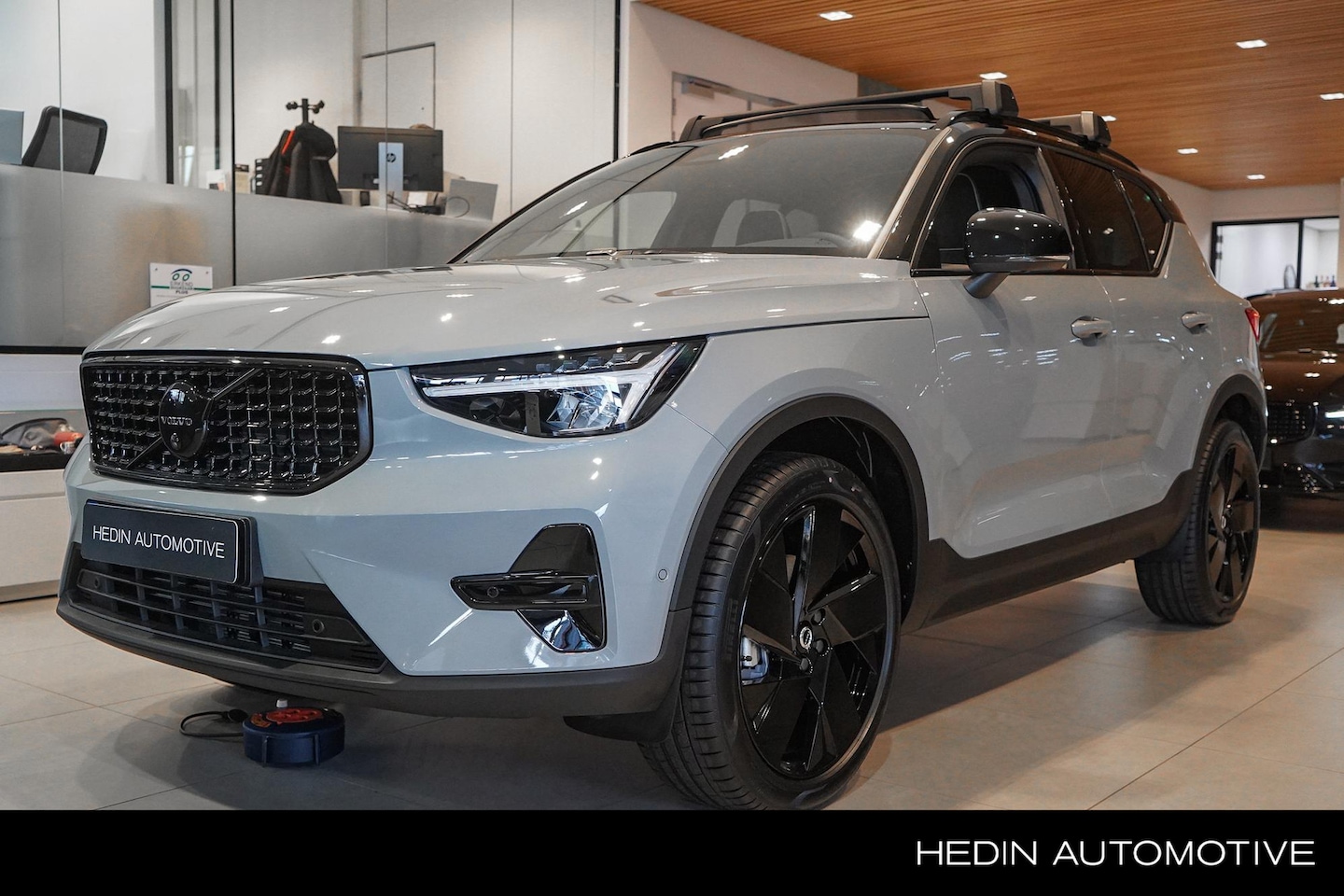 Volvo XC40 - 2.0 B4 Plus Black Edition | Adaptive Cruise | BLIS | 20 inch | Power Seats | Stoel/Stuurwi - AutoWereld.nl