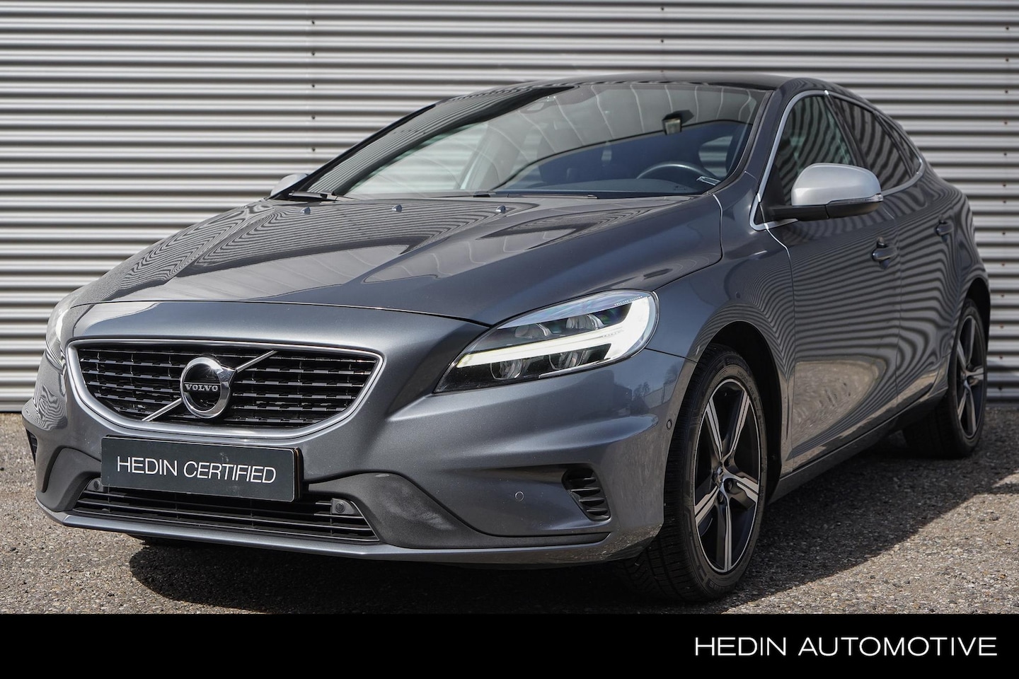 Volvo V40 - T3 Automaat R-Design | Panorama dak | Stoelverwarming | Trekhaak | Dealeronderhouden | LED - AutoWereld.nl