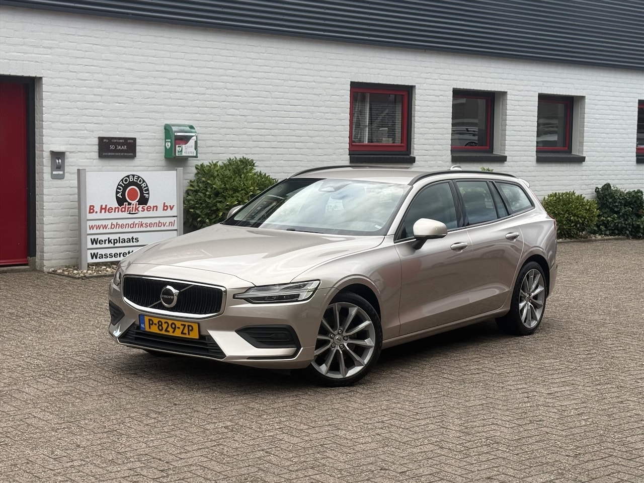 Volvo V60 - B3 163pk Mild Hybrid Aut Essential/ Navigatie/ 19 Inch velgen/ Apple Carplay/ DAB/ Camera - AutoWereld.nl