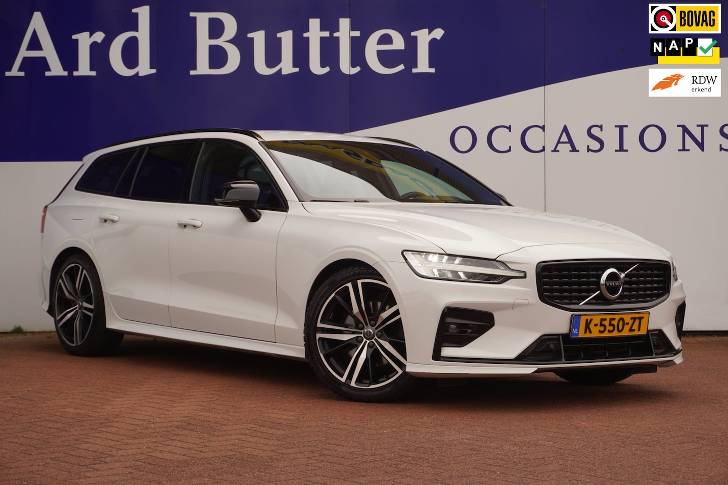 Volvo V60 - 2.0 B3 R-Design+Navigatie+Volleder+19"lmv+apple-carplay+camera+Stuur+stoel-verw+Elek-Klep - AutoWereld.nl