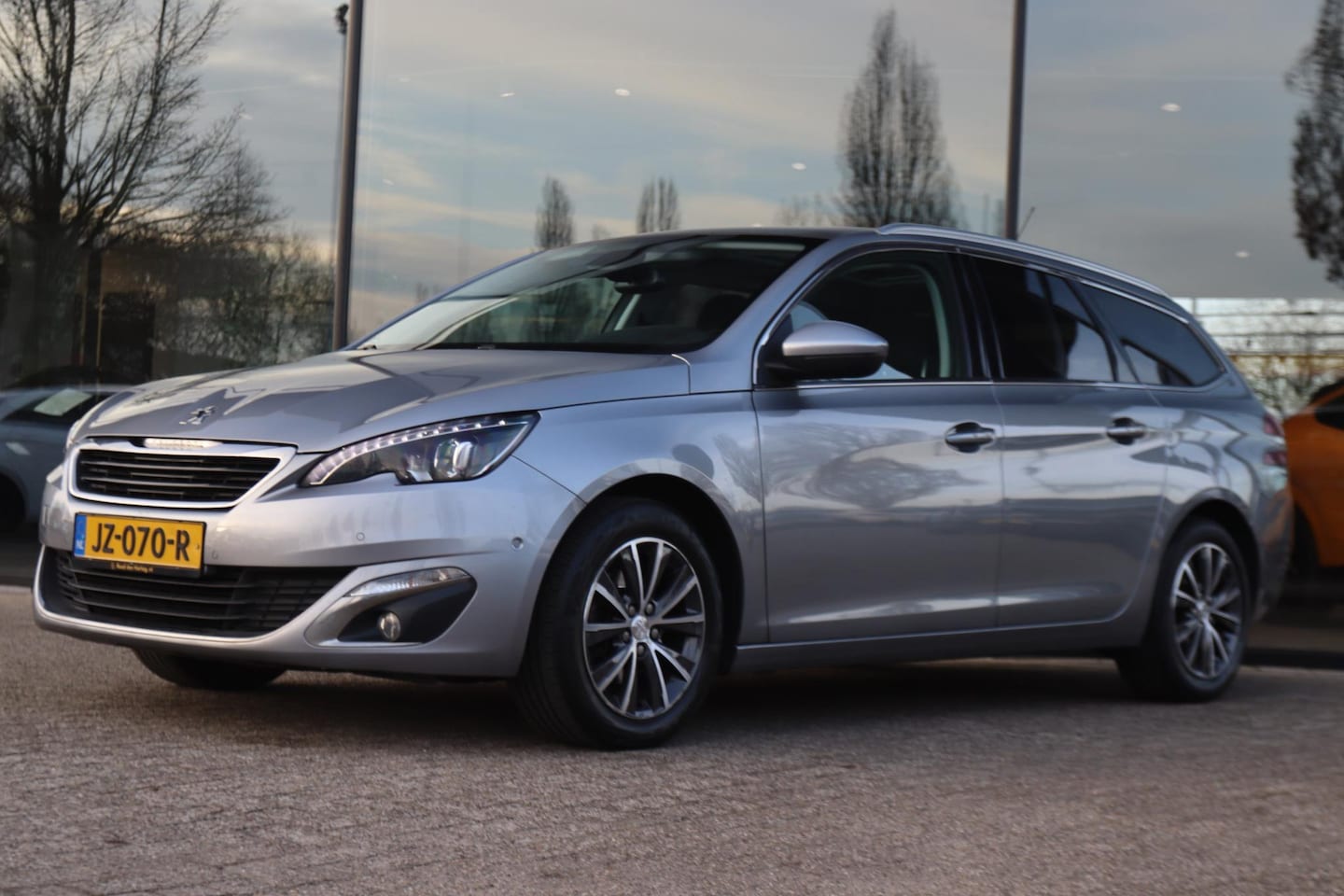 Peugeot 308 SW - 1.2 PT BLUE LEASE PREMIUM AUT. | PANO | CAMERA | LED | NAVI | CRUISE | KEY-LESS | TREKHAAK - AutoWereld.nl