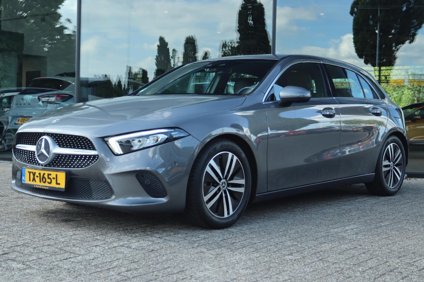 Mercedes-Benz A-klasse - 180 PREMIUM AUT. | BURMESTER | LEDER | WIDESCREEN | TREKHAAK | LED | AMBIENT | MEMORY | KE - AutoWereld.nl