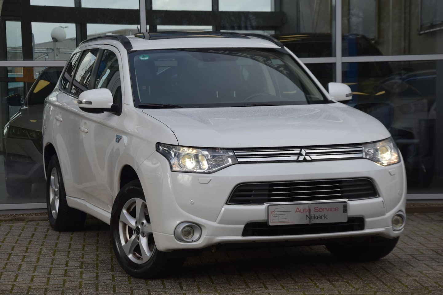 Mitsubishi Outlander - 2.0 PHEV instyle+ Aut. Leder Led Dak Camera Xenon Pdc Nav. - AutoWereld.nl
