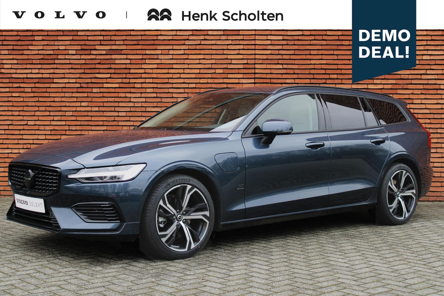 Volvo V60 - T6 Plug-in hybrid AWD Essential | Verwarmbare voorstoelen en stuurwiel |  Adaptieve Cruise - AutoWereld.nl
