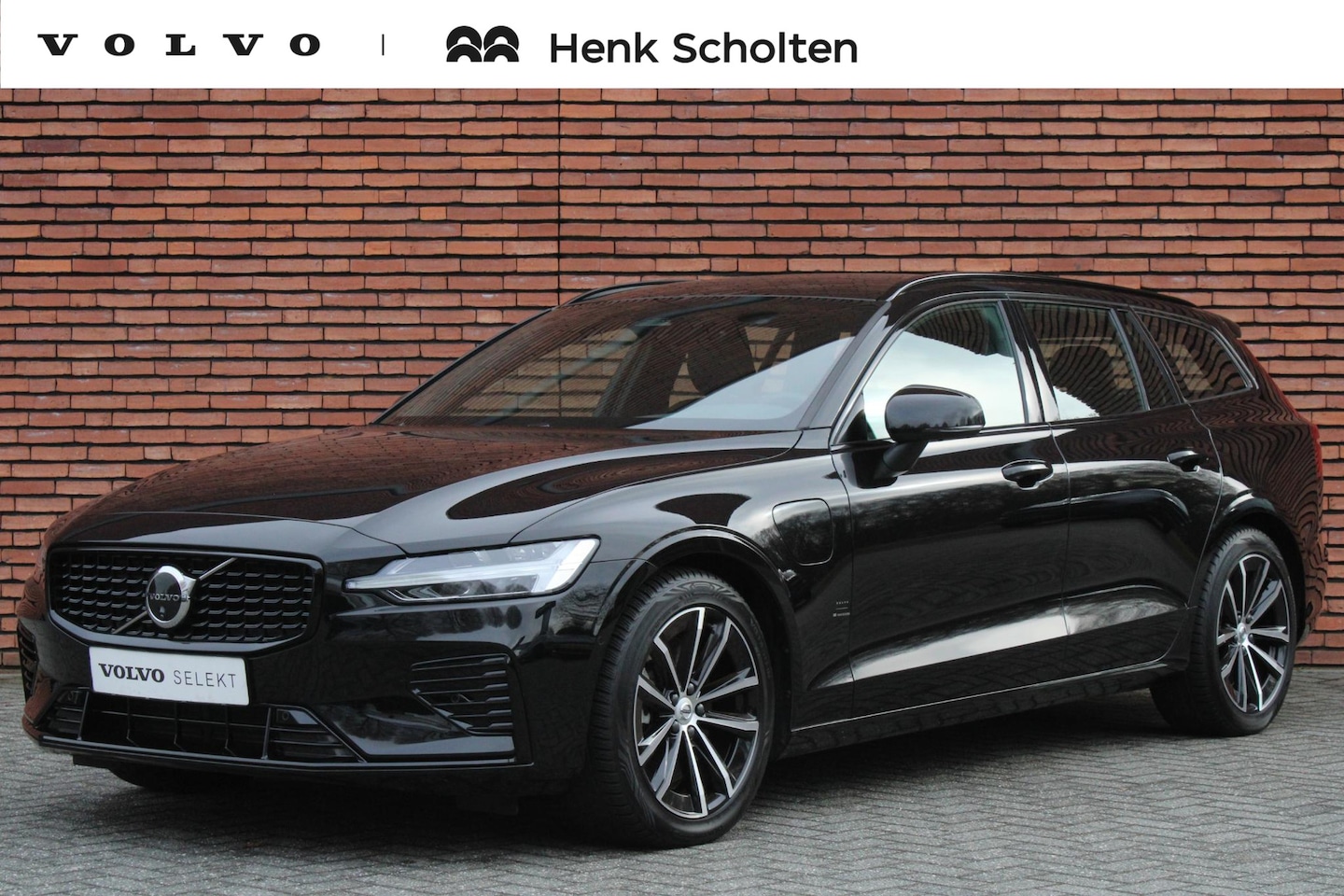 Volvo V60 - T6 Plug-in hybrid AWD Plus Dark | Trekhaak | 360 Graden Camera | Verwarmbare Voorstoelen | - AutoWereld.nl