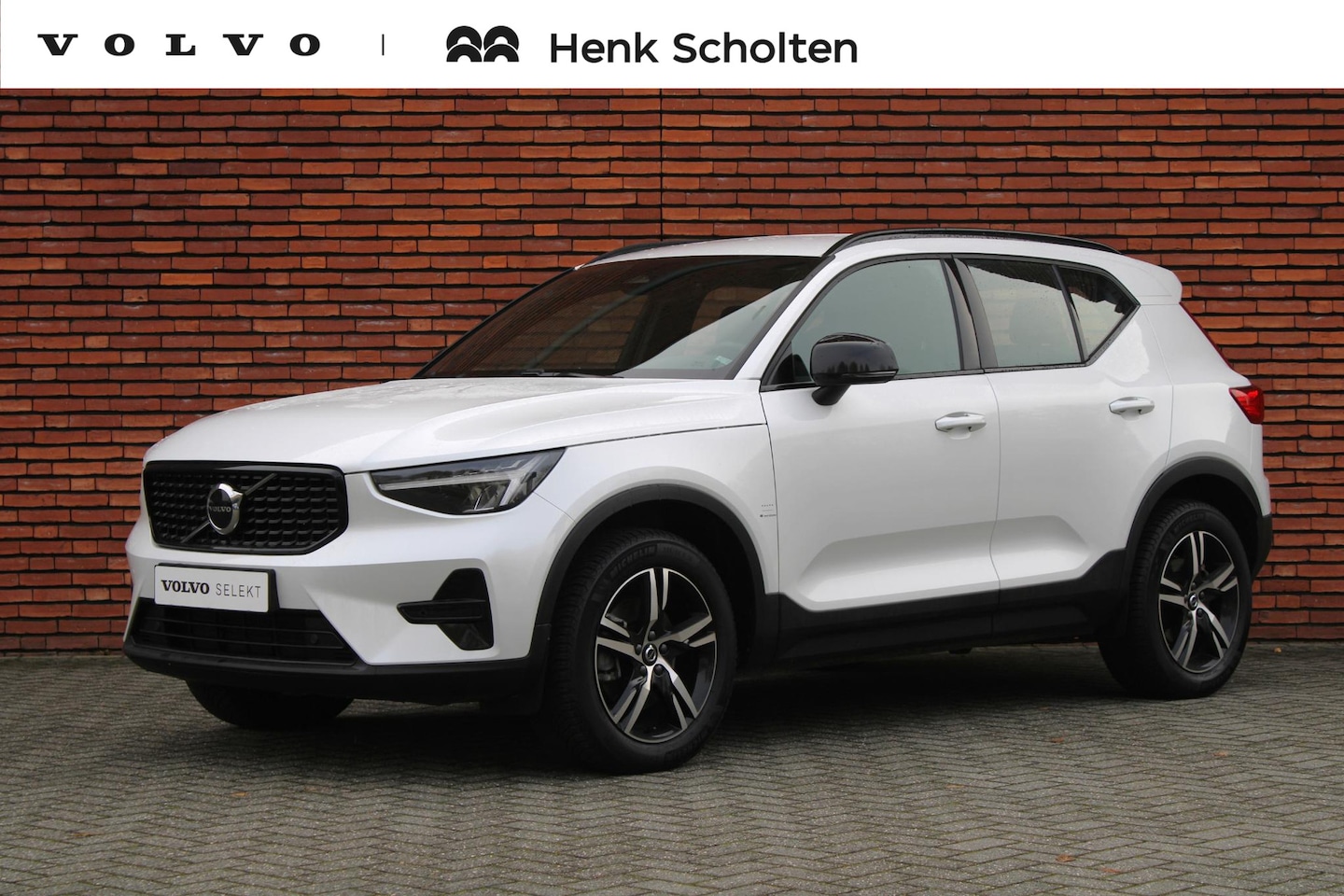 Volvo XC40 - B4 Plus Dark | Semi-Elektrische Trekhaak | Verwarmbare Voorstoelen en Stuurwiel | Verwarmb - AutoWereld.nl