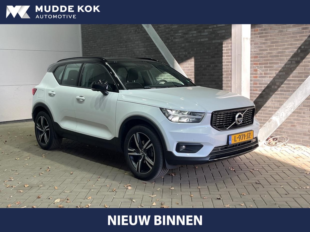 Volvo XC40 - T3 R-Design | Automaat | Panoramadak | Trekhaak | 360° Camera | ACC | Stoel+Stuurverwarmin - AutoWereld.nl